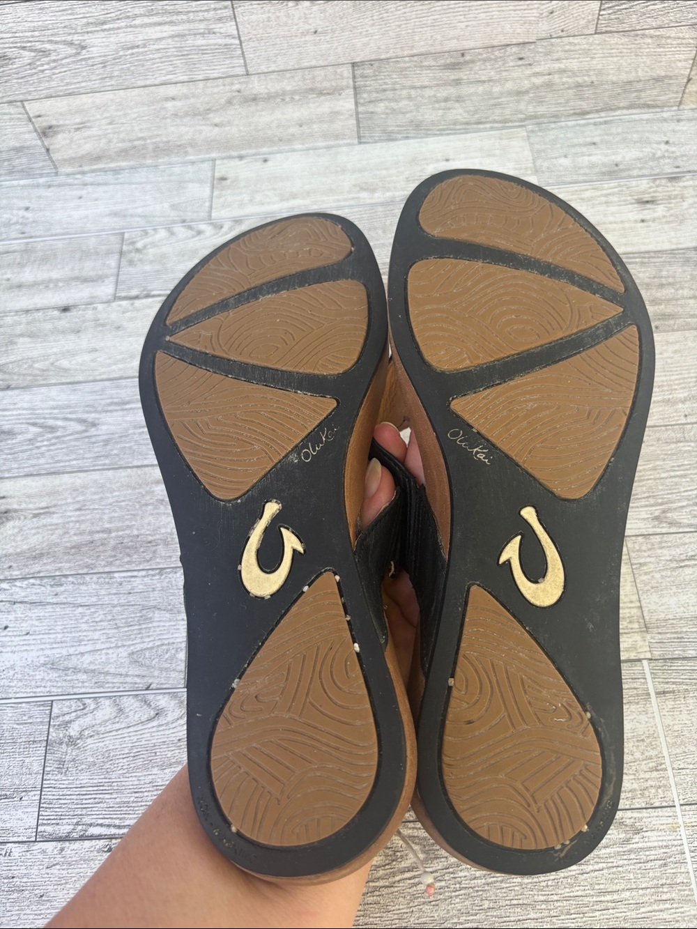 Olukai lala Black Leather Thong Sandals for Women - Classic Slip-On Style - Picture 5 of 6